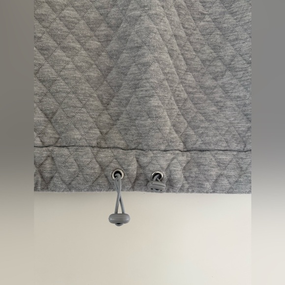 Guess Quilted Sweatshirt, size large. - Picture 5 of 8